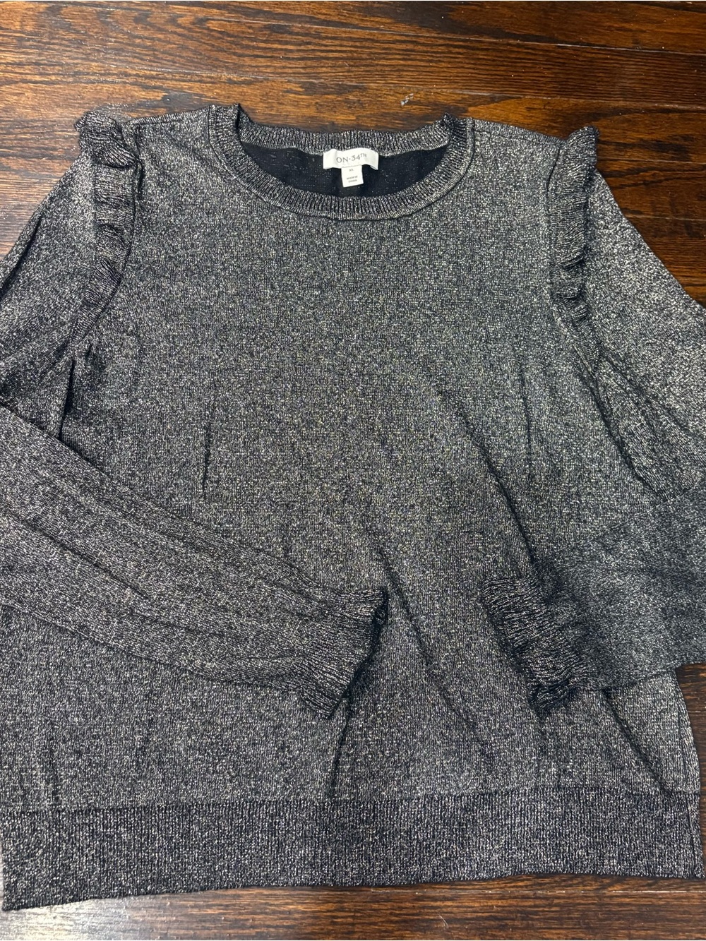 On 34th women’s Metallic Ruffle Shoulder Sweatshirt - Silver